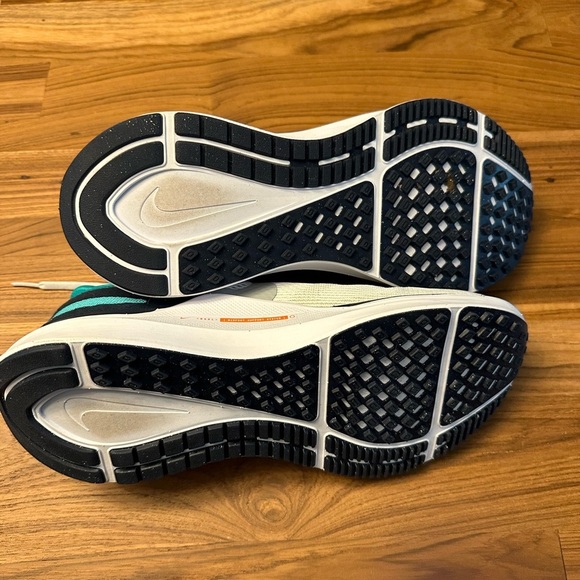 Women’s Size 10 White Jade Nike Air Zoom Structure 25 Running Shoes - Picture 5 of 8